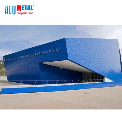 La coupure du contreplaqué B1 plaqué en aluminium de 2mm 1220mm lambrisse la feuille antibactérienne 5005