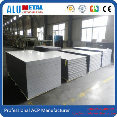 2mm PVDF ont enduit le plat composé en aluminium de revêtement de cassette de l'argent 1220mm de panneau ACP